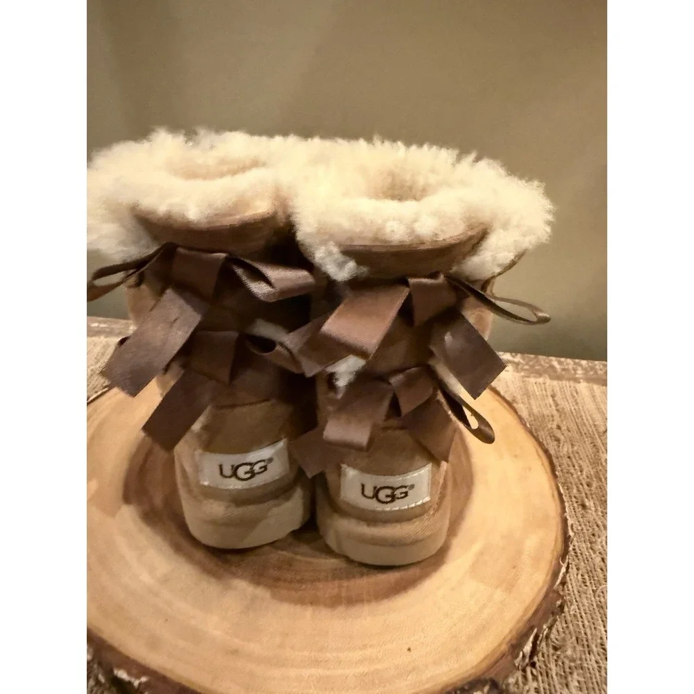 UGG Kids Bailey Bow Boots Chestnut Sheepskin Fur‎ Lined 1017394T SZ-8C